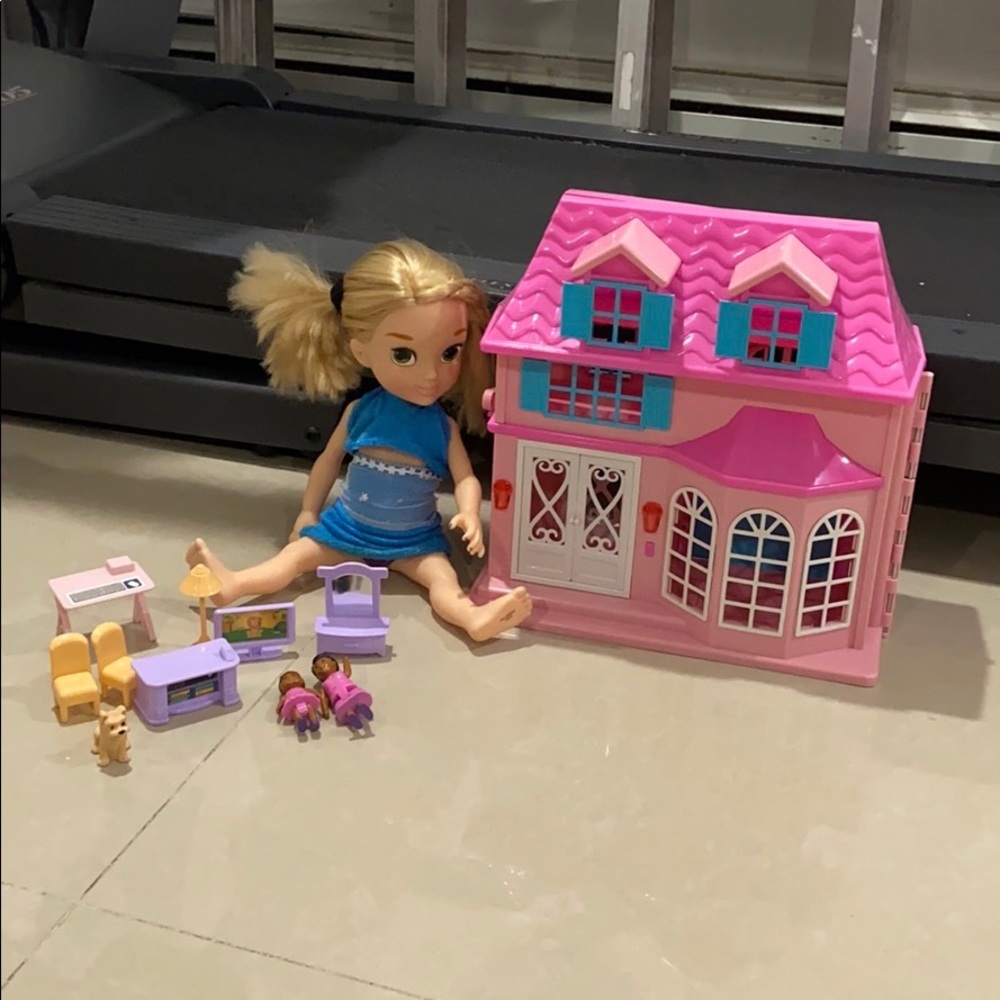 COPY - Doll house with Doll and accessory